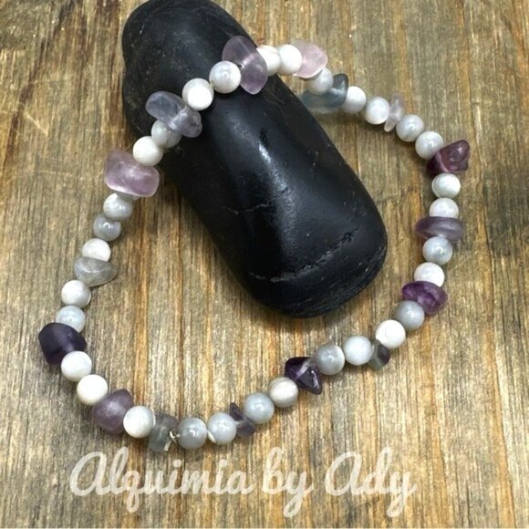 Amethyst and labradorite beaded dainty bracelet - Picture 1 of 1
